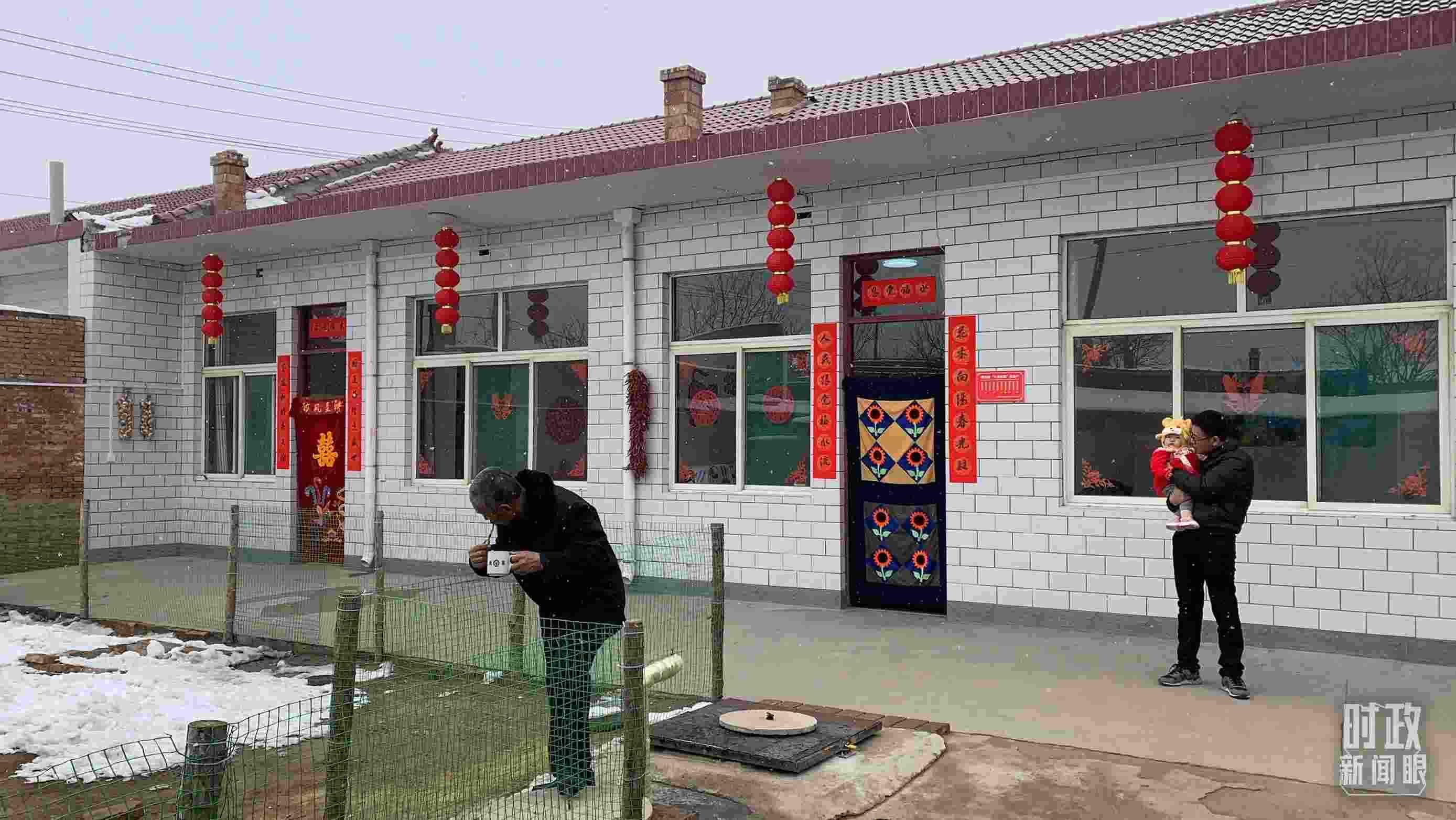 △ 當(dāng)年春節(jié)來(lái)臨之前，馮南垣村受災(zāi)村民全部搬進(jìn)了新家。（總臺(tái)央視記者段德文拍攝）