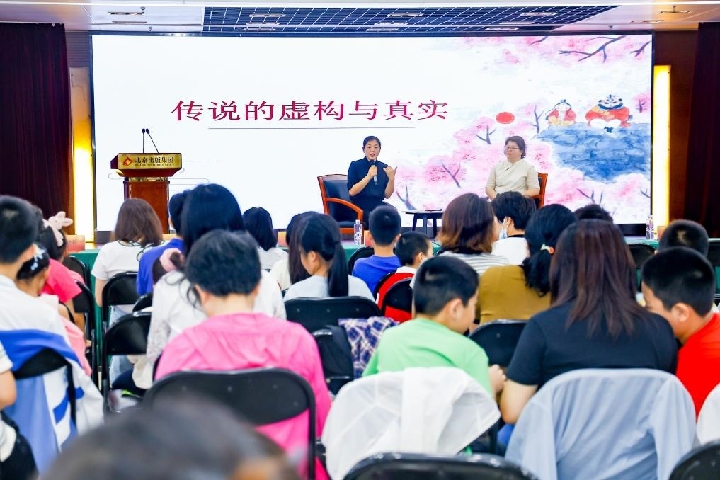 經(jīng)典閱讀進(jìn)社區(qū)——十月少年文學(xué)創(chuàng)享會(huì)走進(jìn)裕中東里。主辦方供圖