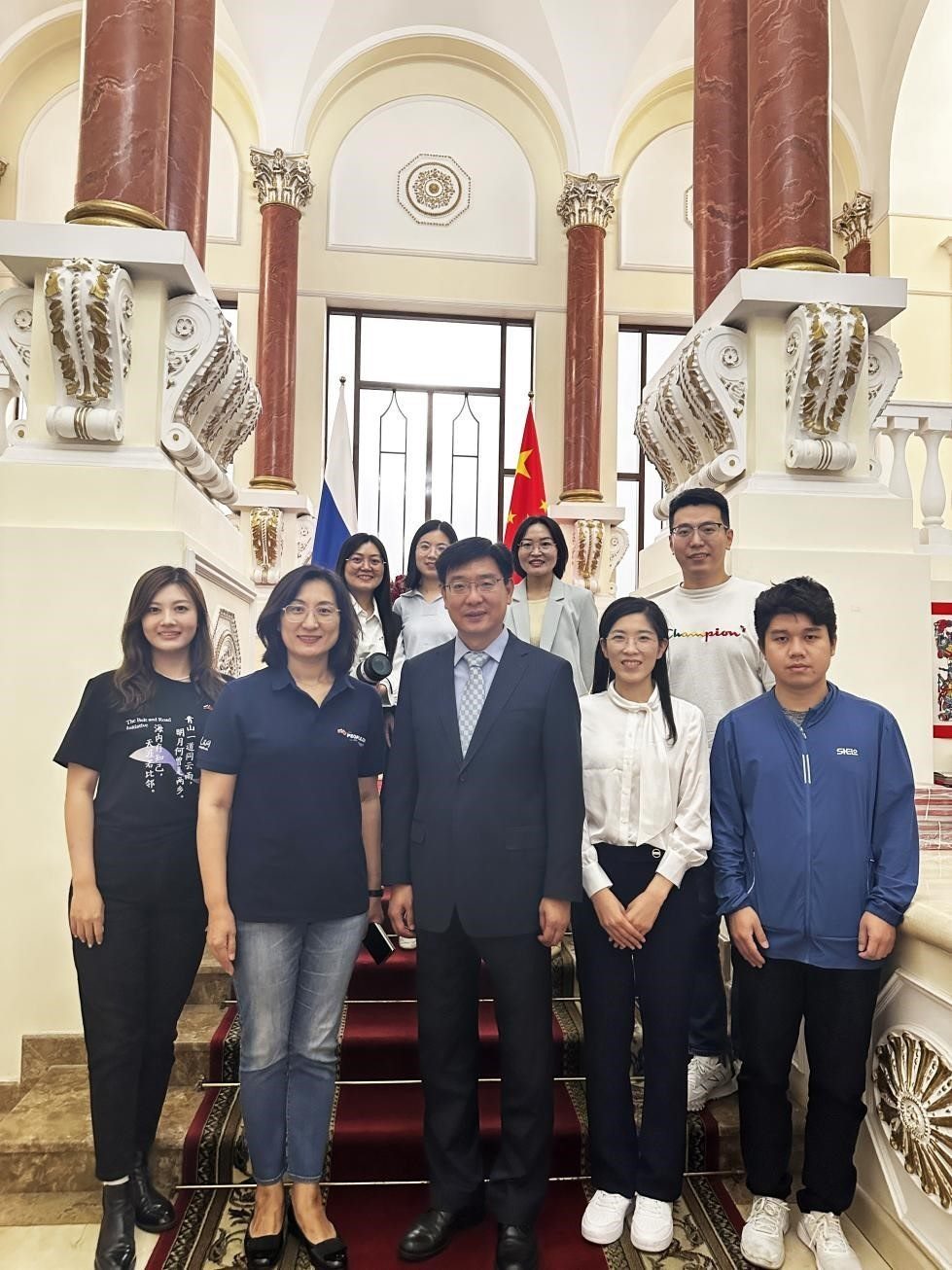 中國(guó)駐俄羅斯大使館公使銜文化參贊、莫斯科中國(guó)文化中心主任封立濤（前排中）與人民網(wǎng)記者合影。