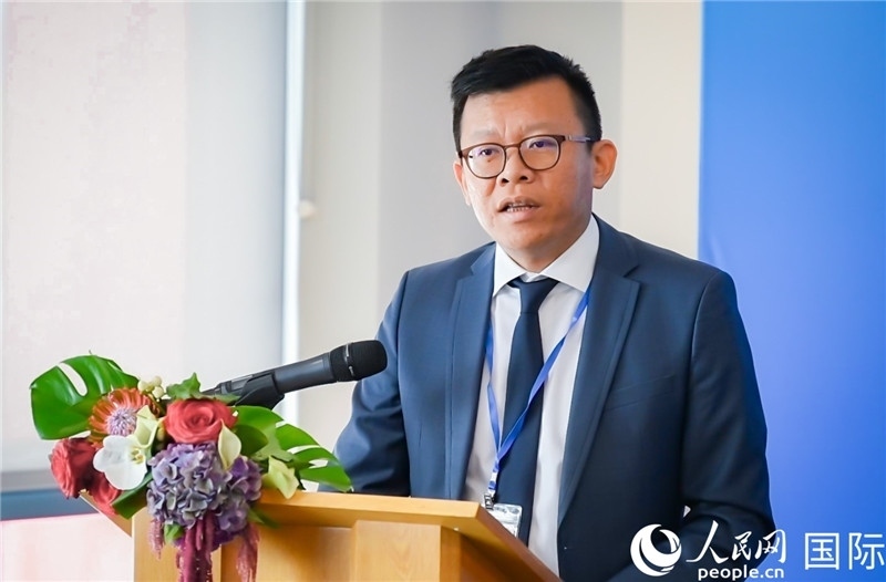圖為中遠海運(歐洲)公司副總裁李震宇致辭。人民網(wǎng) 郭錦標(biāo)攝