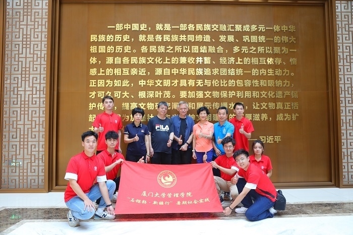 潘維廉和實(shí)踐隊(duì)師生在昌吉州博物館合影。主辦方供圖