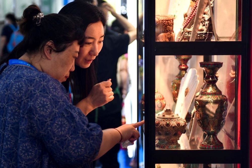 △2023年8月24日，參觀者在第十四屆中國—東北亞博覽會現(xiàn)場選購尼泊爾特色商品。