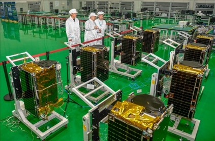 △2022年10月17日，位于吉林長春的長光衛(wèi)星技術(shù)股份有限公司科研人員在衛(wèi)星總裝測試大廳進行相關(guān)測試工作。
