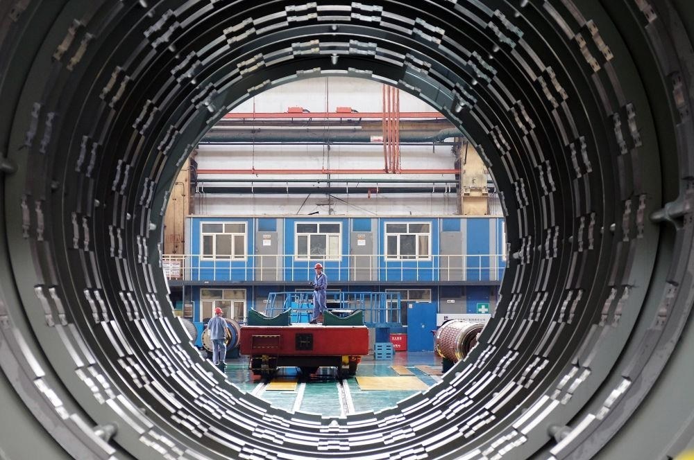 △2023年8月31日，工人在哈電集團哈爾濱電機廠有限責(zé)任公司的水電分廠重型車間作業(yè)。