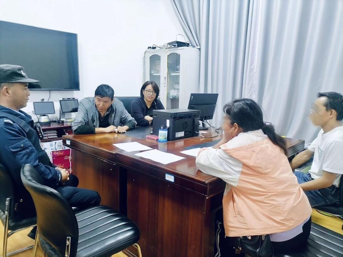 2023年8月4日，和立峰（左二）在調(diào)解一起家庭婚姻糾紛。受訪者供圖