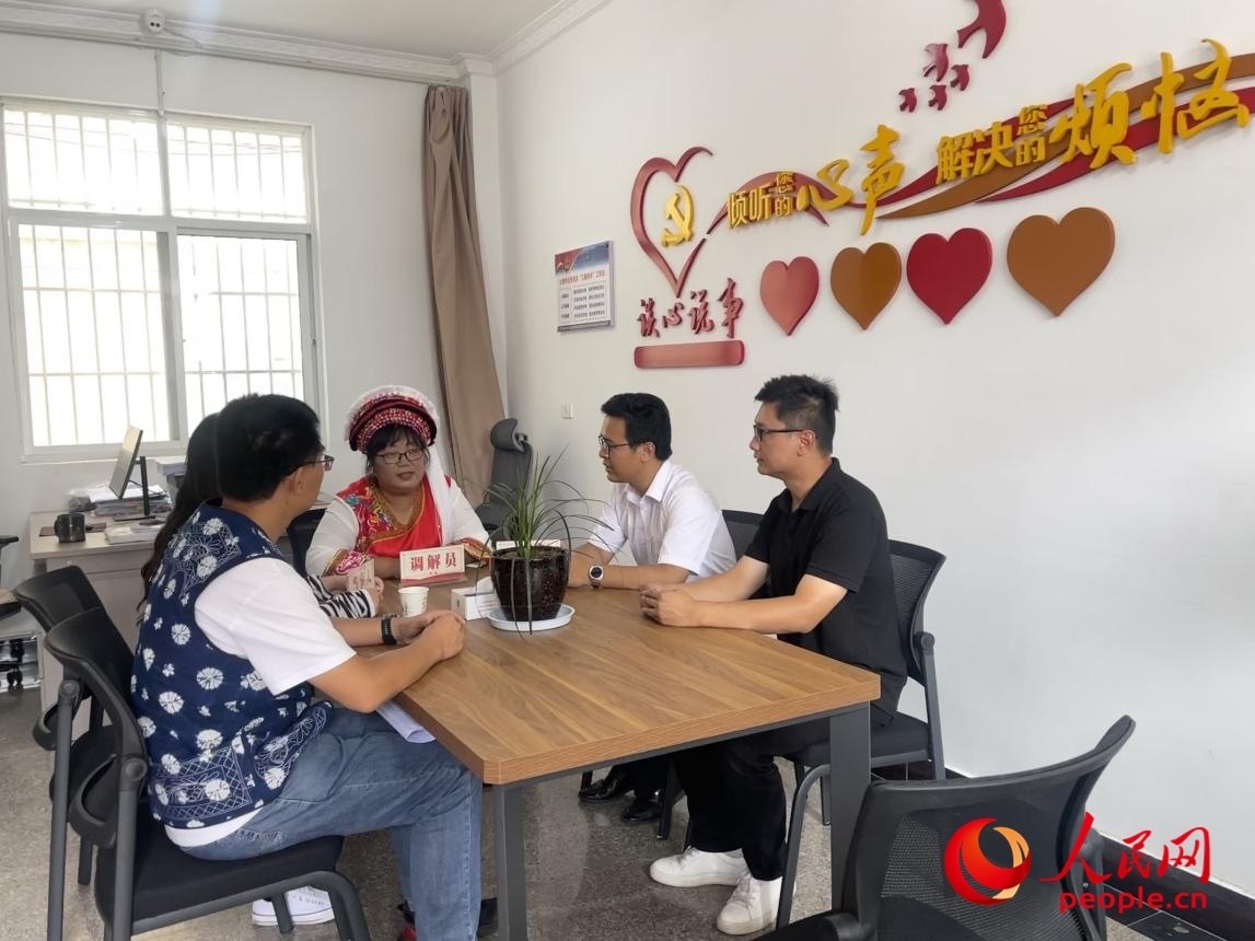 李雪娟（右三）和群眾交流。人民網(wǎng) 周靜圓攝