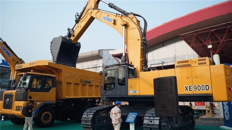 徐工集團展出的90噸礦用挖掘機與80噸自卸車。石偉攝影
