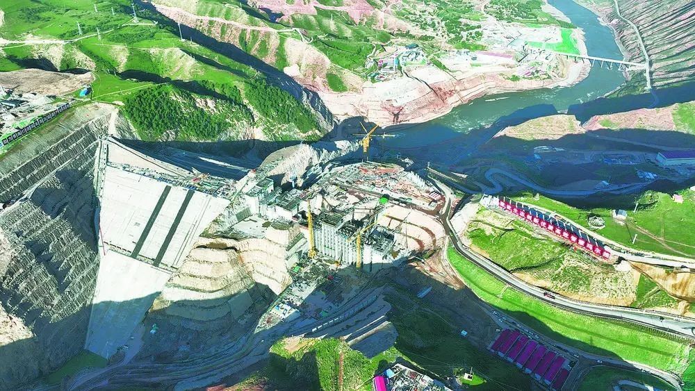 瑪爾擋水電站項(xiàng)目建設(shè)現(xiàn)場(chǎng)。國(guó)家能源集團(tuán)青?，敔枔跛娬竟﹫D