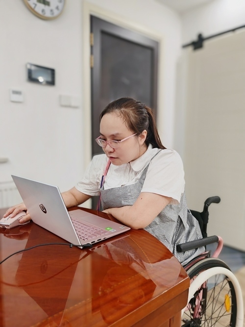 杜誠誠在準備電影講解稿。 魏涵玉攝