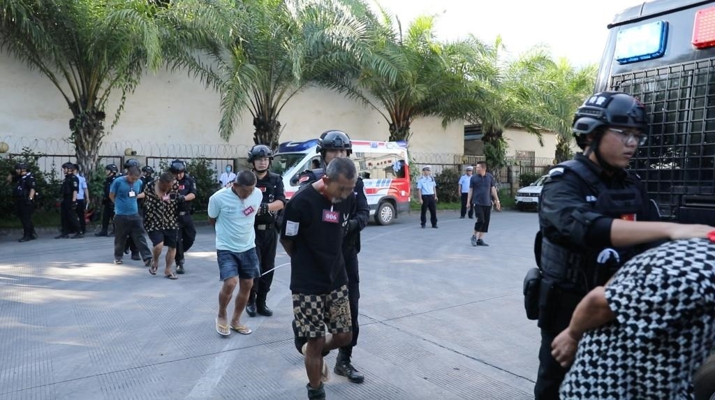 圖為涉詐犯罪嫌疑人移交我方。