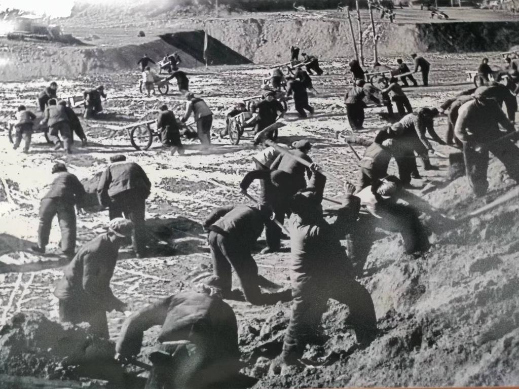 20世紀(jì)70年代，高西溝人治理水土流失場景。（資料圖片）