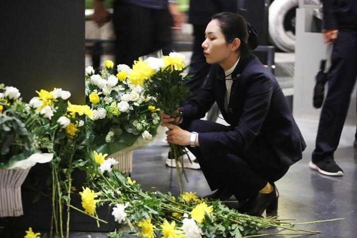 9月18日，工作人員在侵華日軍第七三一部隊罪證陳列館整理花束。新華社記者 石楓 攝