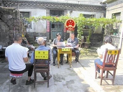 圖②：法庭在農(nóng)家小院開展巡回審判。