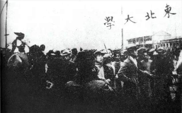 △東北大學(xué)學(xué)生走在一二·九請愿游行隊伍最前列。