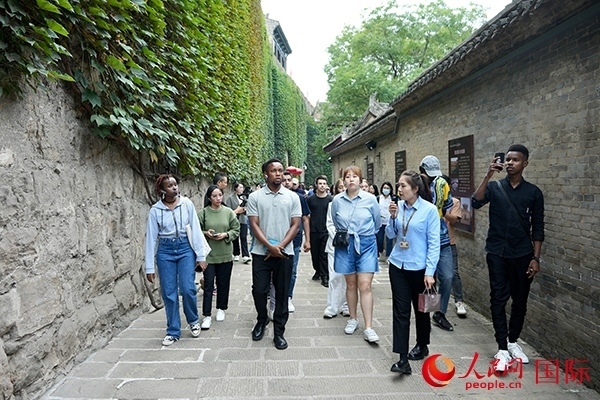 選手們認(rèn)真聆聽(tīng)導(dǎo)游講解。人民網(wǎng) 盧鵬宇攝