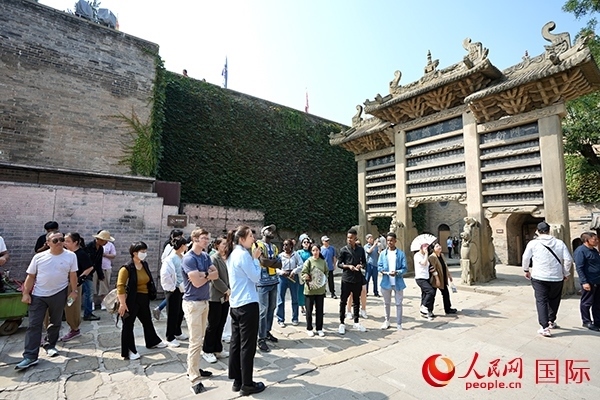 選手們認(rèn)真聆聽(tīng)導(dǎo)游講解。人民網(wǎng) 盧鵬宇攝