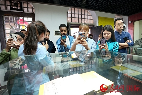 選手們認(rèn)真聆聽(tīng)導(dǎo)游講解。人民網(wǎng) 盧鵬宇攝