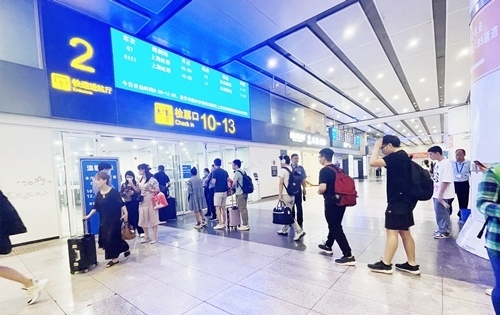 在快速進(jìn)站廳前排隊(duì)等待檢票的旅客。人民網(wǎng)記者 喬雪峰攝