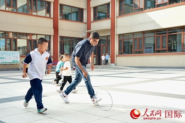 來自巴基斯坦的沙杰在滾鐵環(huán)。人民網(wǎng) 盧鵬宇攝