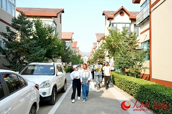 選手們在皇城村參觀。人民網(wǎng) 盧鵬宇攝