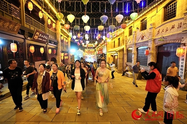 選手體驗(yàn)古城巡游。人民網(wǎng) 盧鵬宇攝