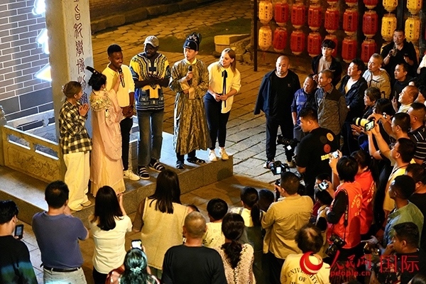 選手們一起演唱《大中國(guó)》。人民網(wǎng) 盧鵬宇攝