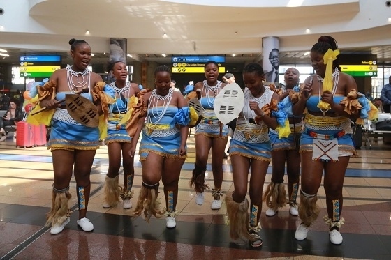 當(dāng)?shù)孛癖姎g迎中國旅行團(tuán)。北青旅提供