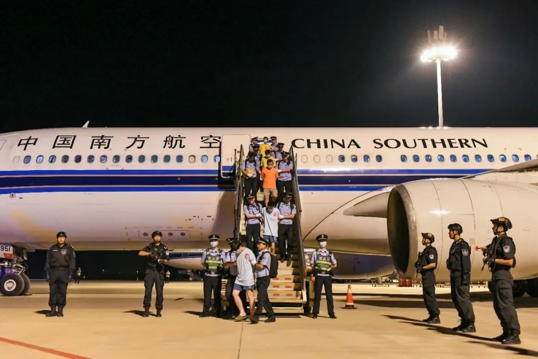 153名實(shí)施跨境裸聊敲詐的犯罪嫌疑人從印度尼西亞被押解回國(guó)。公安部供圖