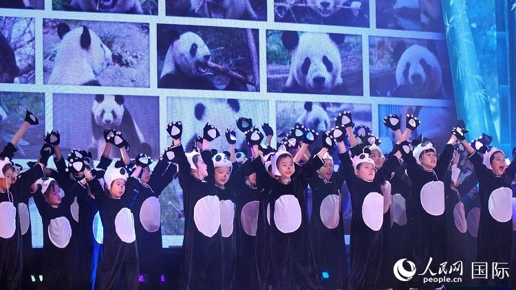 小演員們上演《歡樂功夫熊貓》。人民網(wǎng) 蔣曉辰攝