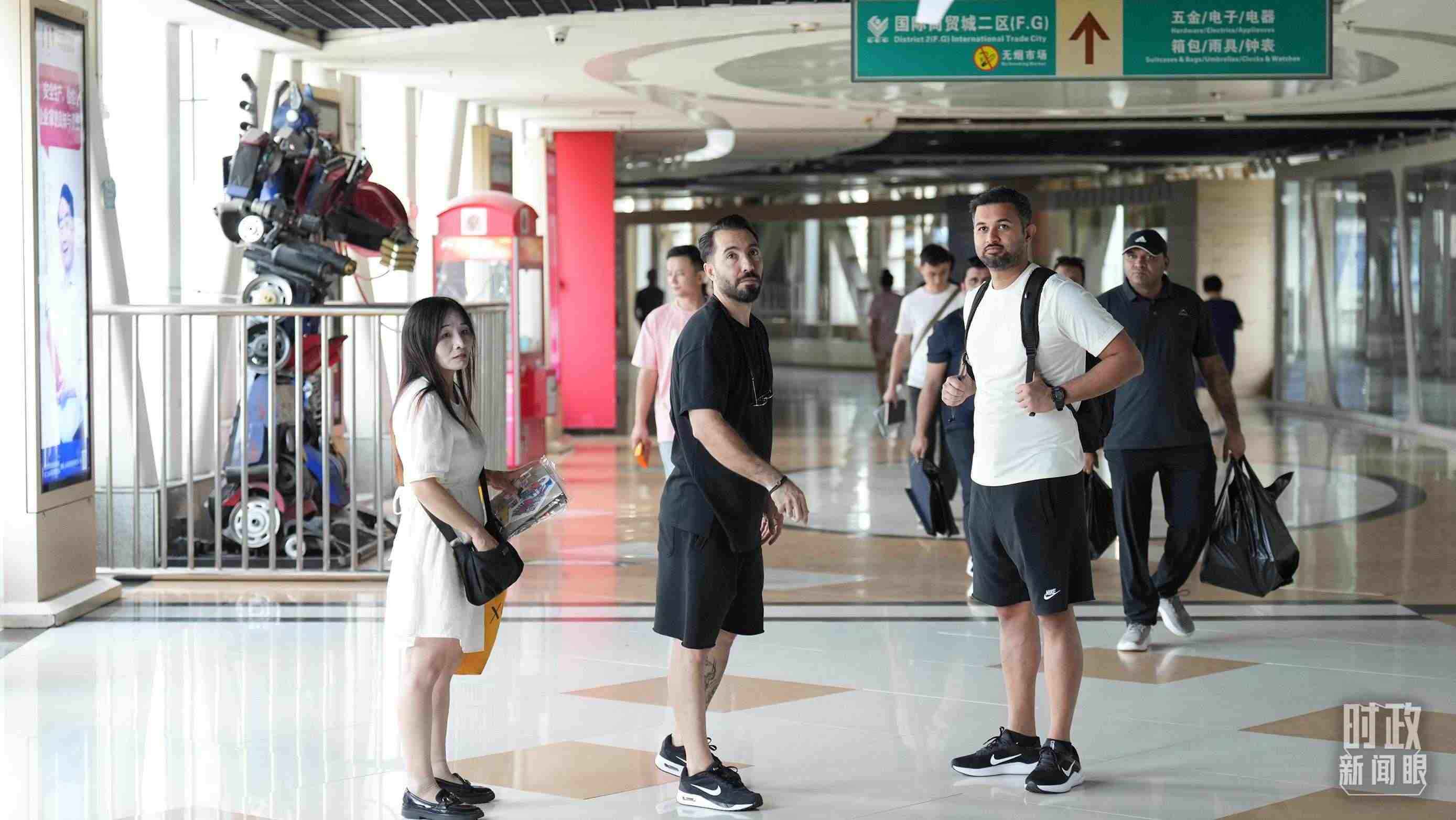 △義烏國際商貿(mào)城內(nèi)，來自世界各地的外商。（總臺國廣記者李晉拍攝）