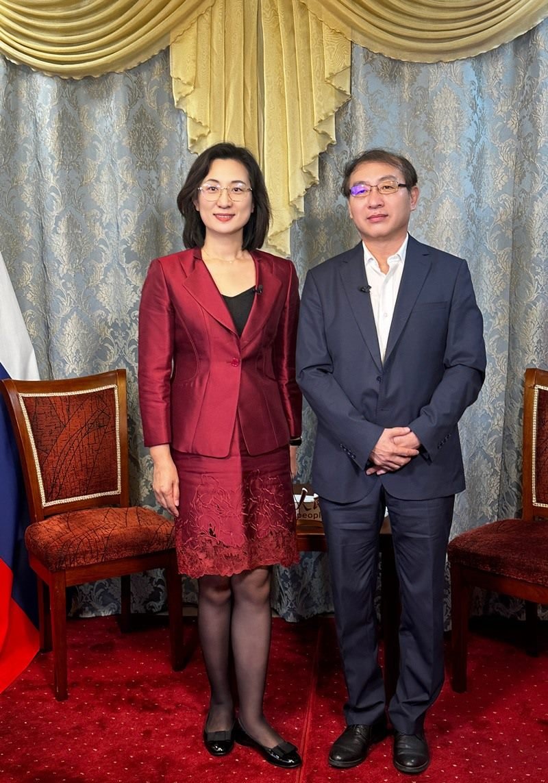 人民網(wǎng)黨委委員、副總編輯孫海峰（左一）專訪崔少純總領事。人民網(wǎng)記者 馬天翼攝