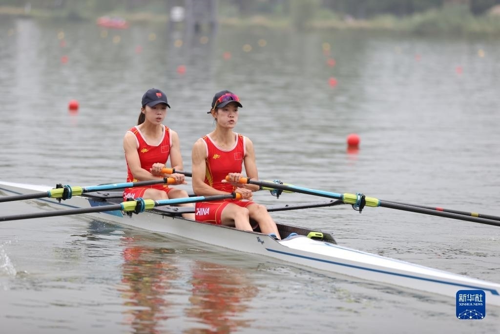 9月24日，鄒佳琪（左）/邱秀萍在決賽中。新華社記者 賈浩成 攝