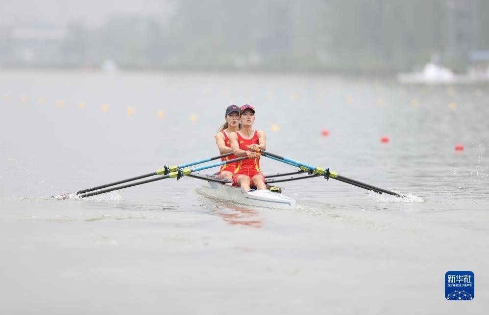 9月24日，鄒佳琪（左）/邱秀萍在決賽中。新華社記者 賈浩成 攝