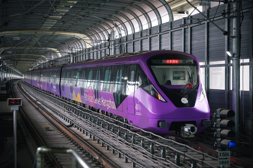 從杭州火車西站出發(fā)，地鐵19號線貫穿杭州火車東站、杭州蕭山機(jī)場，“亞運(yùn)號”地鐵專列運(yùn)行在這條線路上。