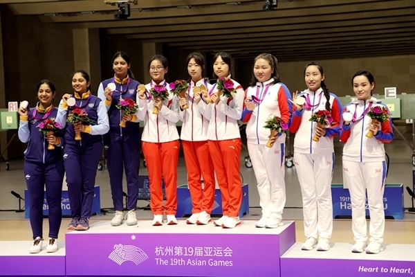 9月24日，杭州亞運會射擊女子10米氣步槍團體賽頒獎儀式。人民網(wǎng)記者 胡雪蓉攝