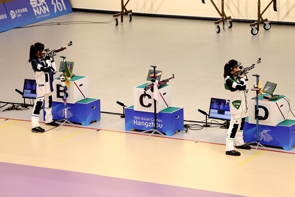 黃雨婷(左)、韓佳予在女子10米氣步槍個人賽比賽中。人民網(wǎng)記者 胡雪蓉攝