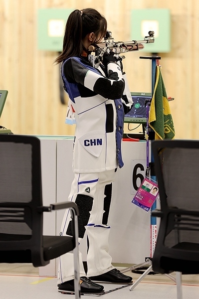 9月24日，黃雨婷在女子10米氣步槍團體賽比賽中。人民網(wǎng)記者 胡雪蓉攝