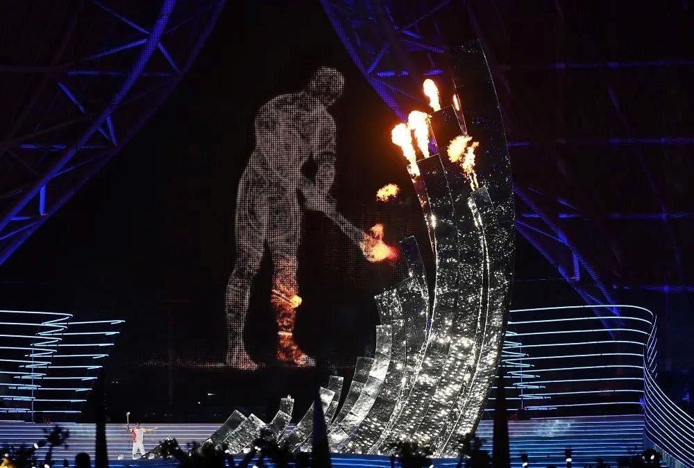 △“數(shù)字火炬手”點燃象征亞洲大團結(jié)的亞運之火。