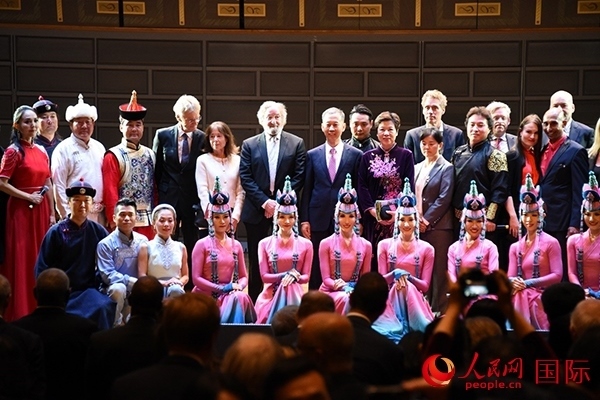 中國(guó)駐瑞典大使崔愛(ài)民夫婦與演職人員及部分來(lái)賓合影留念。人民網(wǎng)記者 殷淼攝