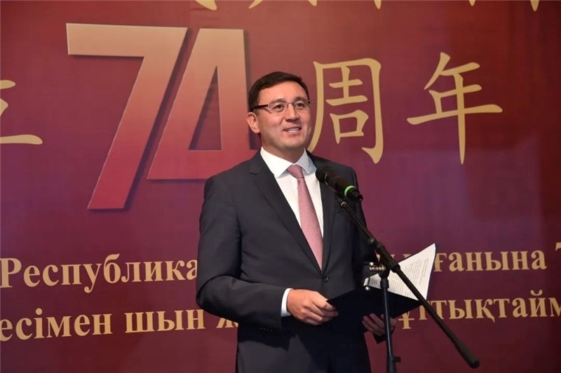 圖為哈外交部駐阿市代表布列格諾夫致辭。駐阿拉木圖總領(lǐng)館供圖