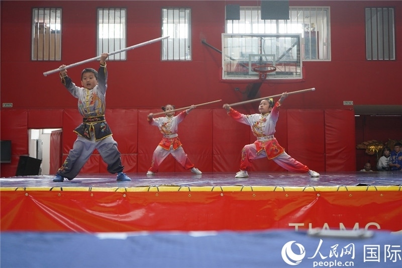 圖為開幕式現(xiàn)場(chǎng)兒童武術(shù)表演。人民網(wǎng)記者 許放攝