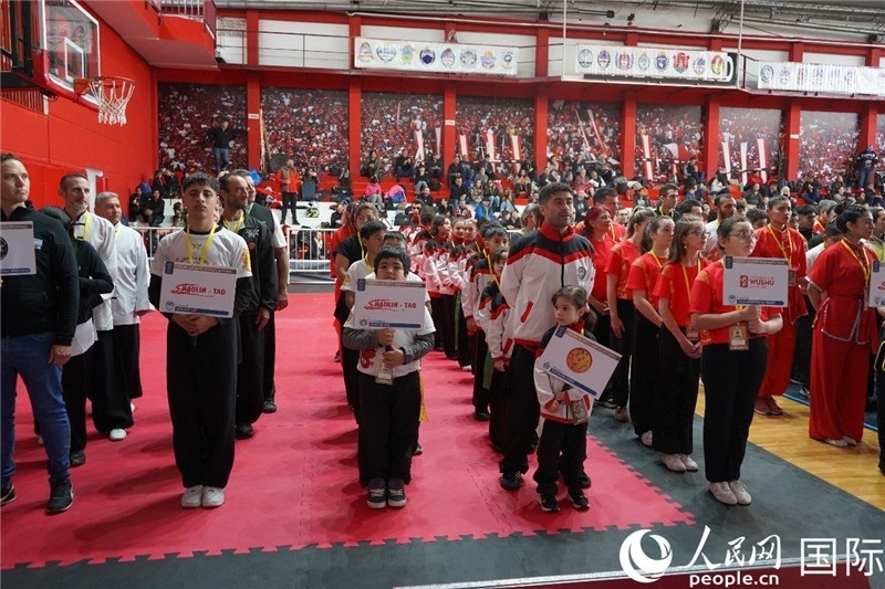 圖為開幕式現(xiàn)場(chǎng)運(yùn)動(dòng)員入場(chǎng)儀式。人民網(wǎng)記者 許放攝