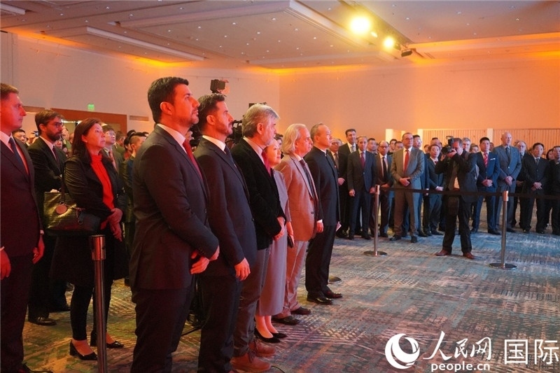 圖為招待會現(xiàn)場演奏兩國國歌。人民網(wǎng)記者 許放攝