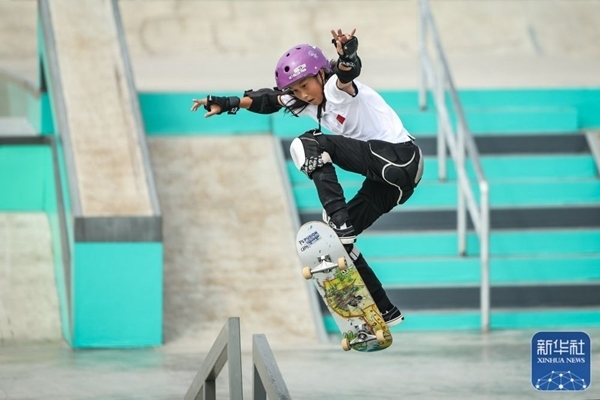 9月27日，中國選手崔宸曦在比賽中。當(dāng)日，在錢塘輪滑中心舉行的杭州亞運(yùn)會女子街式?jīng)Q賽中，中國選手崔宸曦以242.62分的成績奪得冠軍，曾文蕙獲得亞軍，日本選手伊藤美優(yōu)獲得季軍。新華社記者 潘昱龍攝