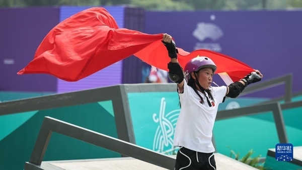 9月27日，崔宸曦在賽后慶祝奪冠。當(dāng)日，在錢塘輪滑中心舉行的杭州亞運(yùn)會(huì)女子街式?jīng)Q賽中，中國選手崔宸曦以242.62分的成績(jī)奪得冠軍，曾文蕙獲得亞軍，日本選手伊藤美優(yōu)獲得季軍。新華社記者 潘昱龍攝