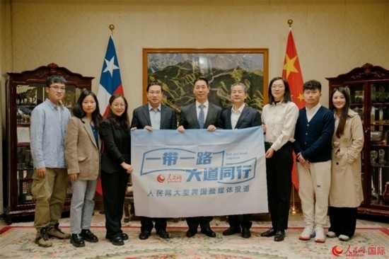 牛清報大使（中）與人民網(wǎng)、人民日報社記者合影。 人民網(wǎng)記者 張若涵攝