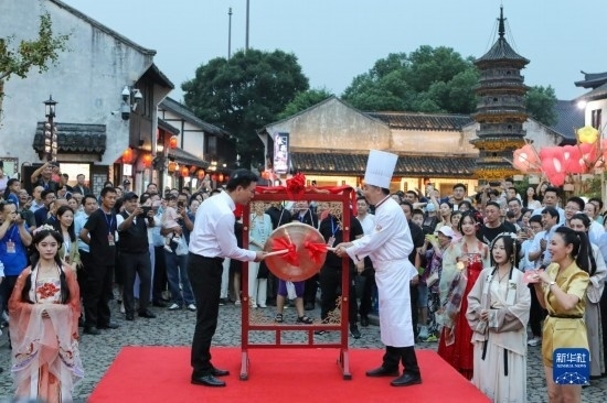 9月27日拍攝的2023年南翔國潮大會暨第十七屆上海南翔小籠文化展開幕儀式現(xiàn)場。