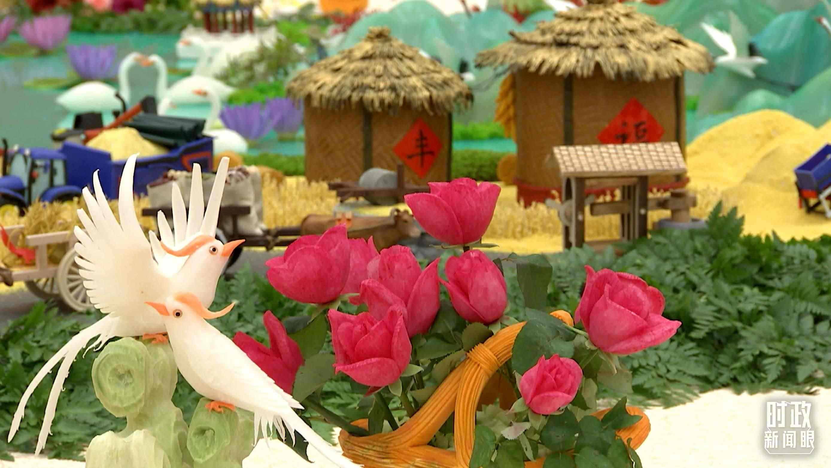 △宴會(huì)廳內(nèi)，節(jié)日氛圍濃郁。