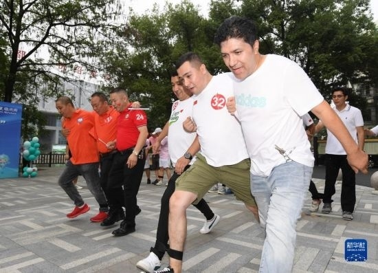 9月28日，在柯橋柯亭社區(qū)，各民族居民參加趣味運(yùn)動(dòng)會(huì)。