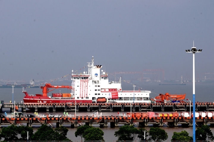 9月27日，“雪龍2”號極地科考破冰船停泊在中國極地考察國內(nèi)基地碼頭。當(dāng)日，由自然資源部組織的中國第13次北冰洋科學(xué)考察隊乘“雪龍2”號極地科考破冰船返回上海，標(biāo)志著中國第13次北冰洋科學(xué)考察任務(wù)圓滿完成。新華社記者 張建松 攝